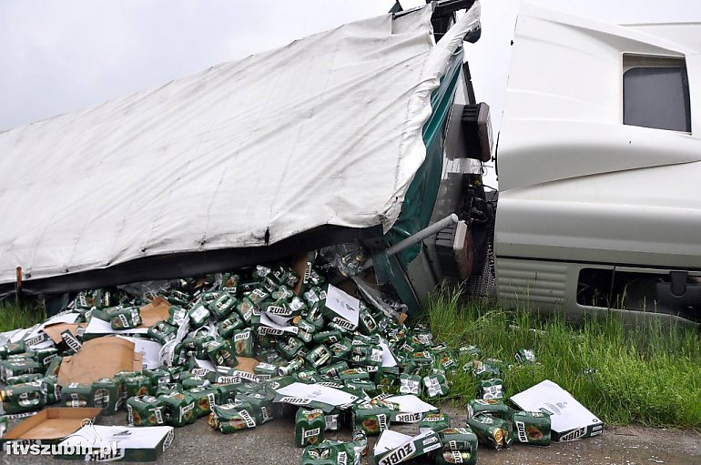  Piwo na drodze - zderzenie ciężarówki z osobówką [ZDJĘCIA]