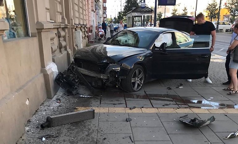 O krok od tragedii na Gdańskiej. Audi wjechało na chodnik i uderzyło w  kamienicę [ZDJĘCIA]