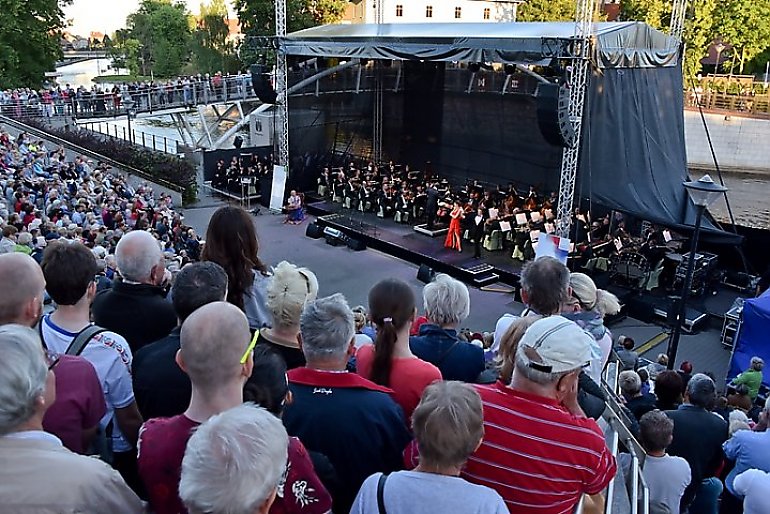 Przy Operze Nova powitamy wakacje razem z chórem i orkiestrą