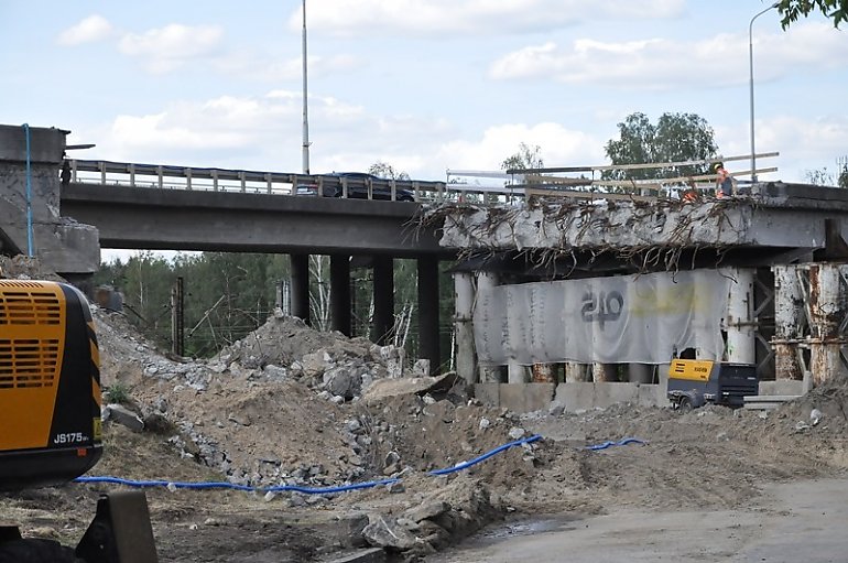 Trwa rozbiórka wiaduktu na ul. Armii Krajowej [ZDJĘCIA]