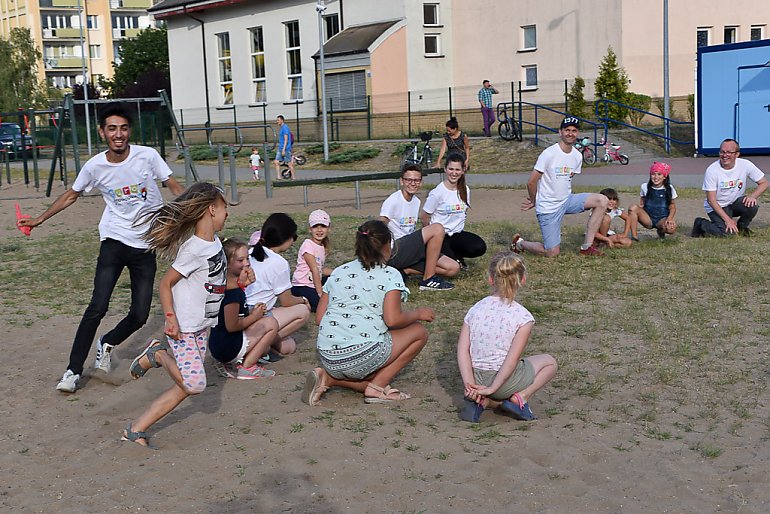 Zagraniczni wolontariusze pokazali, w co bawią się dzieci w innych krajach [ZDJĘCIA]