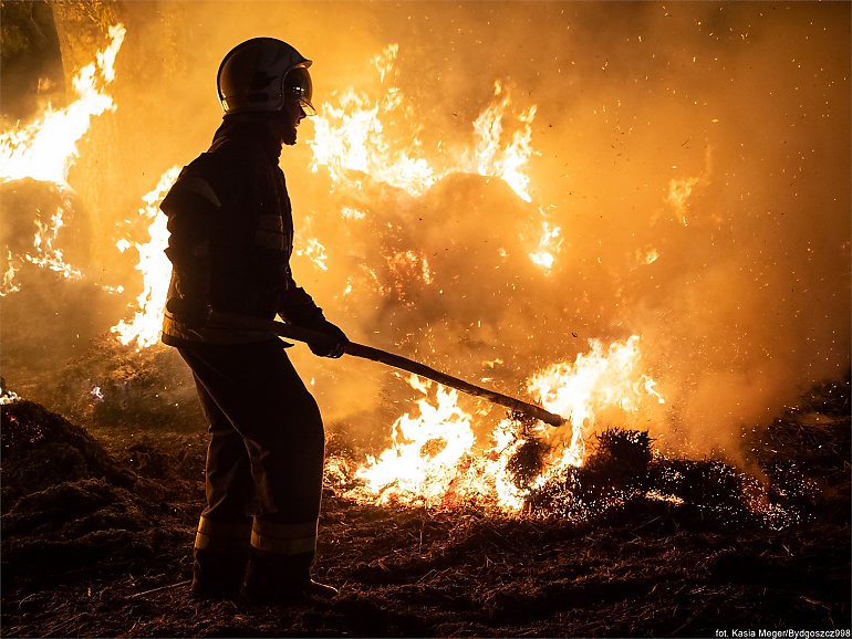 Seria pożarów w gminie Koronowo. Tym razem spłonęła słoma w Gogolinie [ZDJĘCIA]