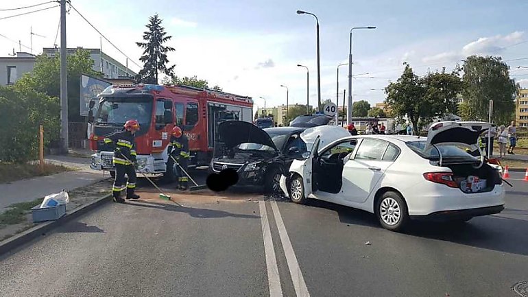 Zderzenie dwóch samochodów osobowych na skrzyżowaniu ulicy Szpitalnej i Glinki [ZDJĘCIA]