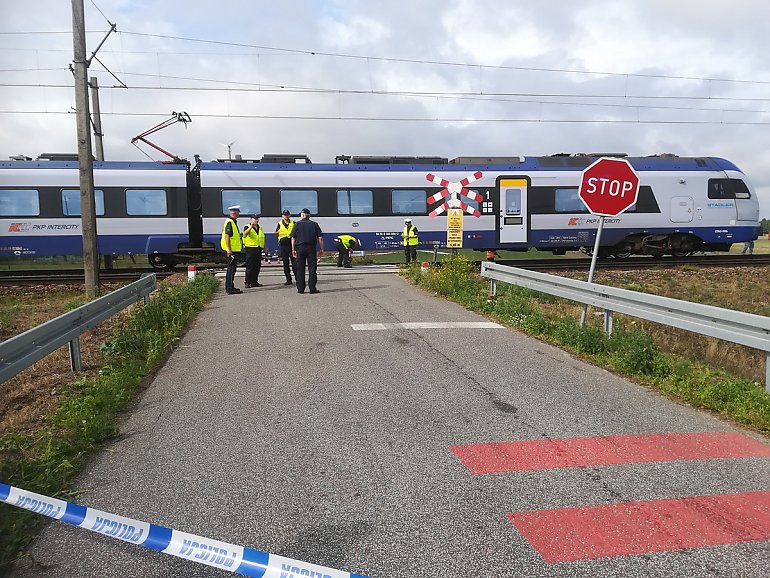 Tragedia na przejeździe kolejowym. Zginęła kobieta z dwojgiem dzieci