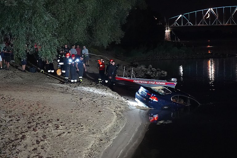 BMW zatonęło w Wiśle. Wydobyli je strażacy [ZDJĘCIA]