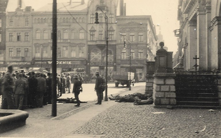 Rada Miasta Bydgoszczy oddała hołd ofiarom niemieckiego nazizmu oraz sowieckiego i komunistycznego aparatu represji