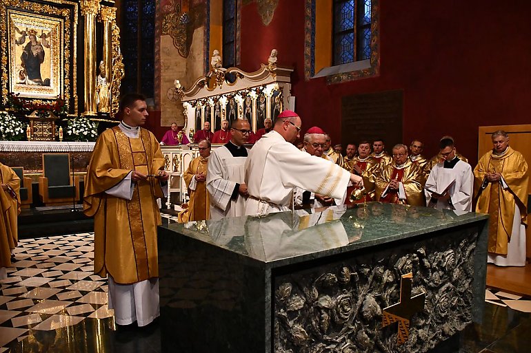 Prymas Polak poświęcił ołtarz w bydgoskiej katedrze [ZDJĘCIA]