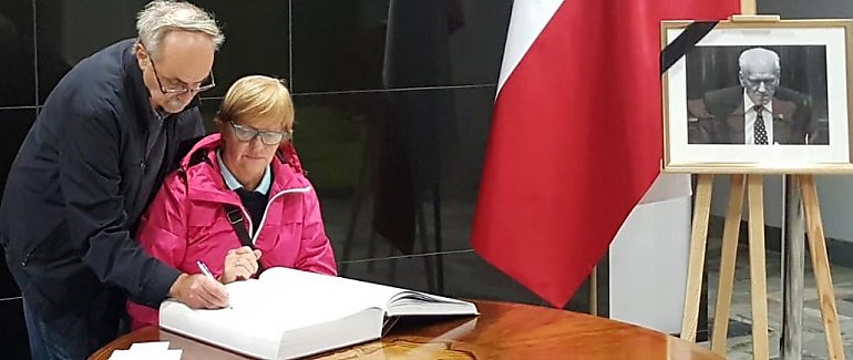 Księga kondolencyjna po śmierci marszałka Kornela Morawieckiego wystawiona w Urzędzie Wojewódzkim